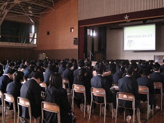 写真：模擬選挙に集まる生徒たち