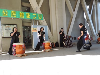 写真：会場前の太鼓の様子