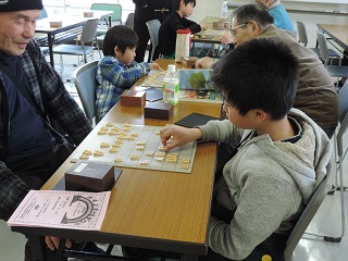 写真：将棋を指す子どもたち