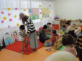 写真：ひだまりルームに集まる子どもたち