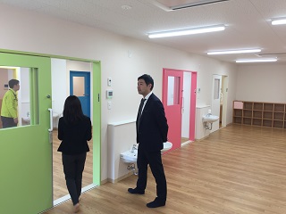 写真：内覧会の参加者