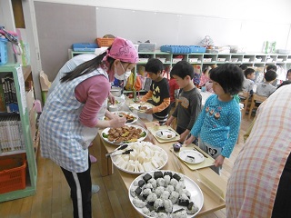 写真：給食を受け取る子どもたち