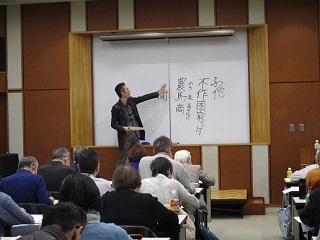 写真：文章について語る講師