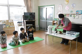 写真：お茶を待つ子どもたち