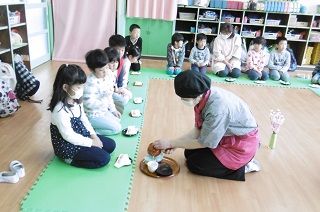 写真：お茶を注いでもらう子どもたち