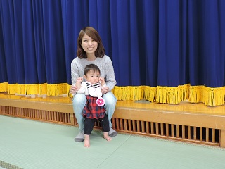 写真：誕生日を迎えたお子さんとその母親