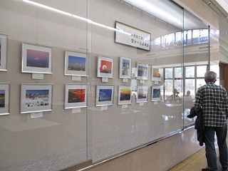 写真：展示作品を眺める参加者