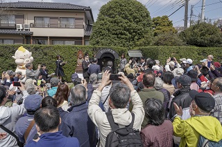 写真：ビリケン像に集まるイベント参加者