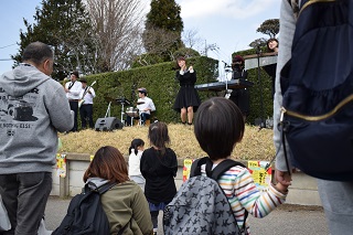 写真：EASのパフォーマンスに魅了されるお子さん