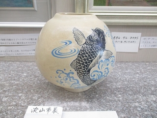 壷に描いた鯉の日本画の作品の写真