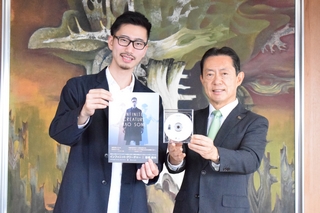 チラシとCDをアピールする曽根さんと井崎市長の写真