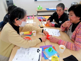 写真：相談しながら作品をつくる皆さん