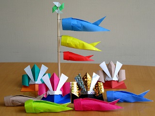 写真：折り紙で作られた兜、兜の飾り台、鯉のぼり