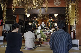 写真：長流寺での勇忌