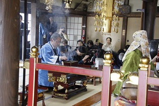 写真：長流寺での勇忌