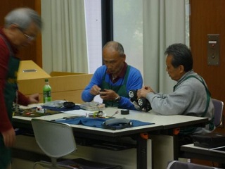 写真:おもちゃを修理するおもちゃ病院のドクター