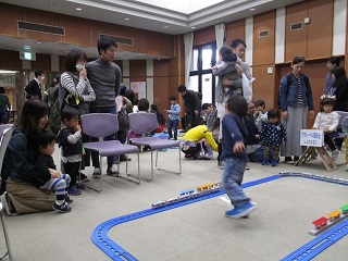 写真：プラレールに夢中の皆さん