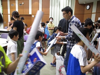 写真：笑顔で帰る子どもたち