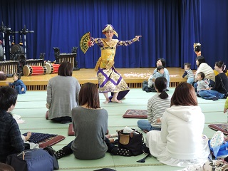 写真：バリ舞踊とガムランを観賞する参加者の皆さん