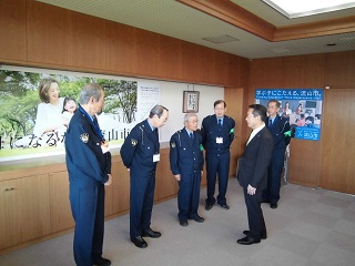 写真：井崎市長から激励を受ける流山市民安全パトロール隊の皆さん