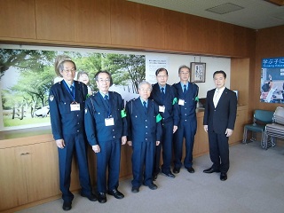 写真：井崎市長と流山市民安全パトロール隊の皆さん