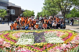 写真：完成した花絵と記念撮影