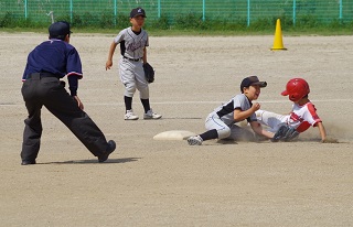 写真：スライディングする選手