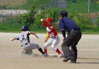 写真：選手を指すファースト