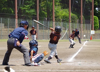 写真：ヒットを放つ選手