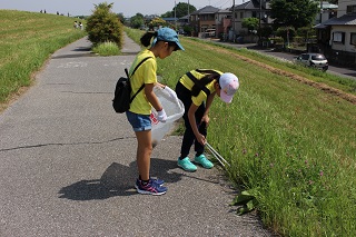 写真：歩道のごみを探す子どもたち