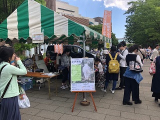 写真：環境ブースに集まるイベント参加者の皆さん