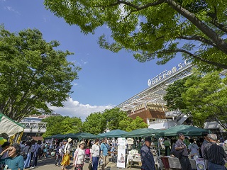 写真：大勢の人でにぎわう会場