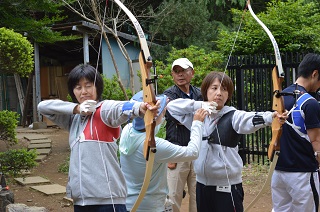 写真：実際の弓を体験