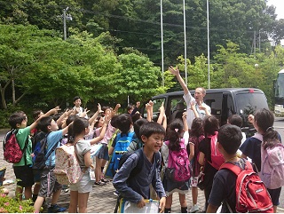 写真：電気自動車を見学