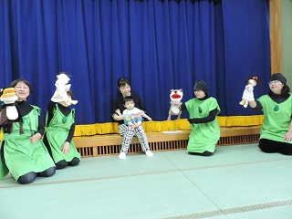 写真：5月に誕生日を迎える子をお祝い