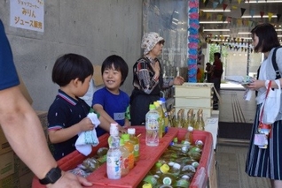 子どもたちがお手伝いをするお店屋さんの写真