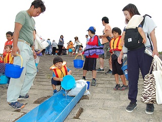 写真：稚アユ放流の様子