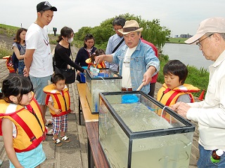 写真：稚アユに興味津々な参加者のみなさん