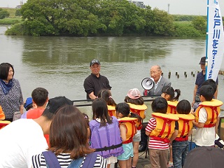 写真：挨拶をする松戸漁協の中臺組合長