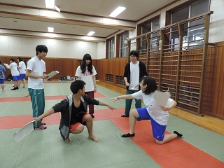 写真：演劇の動きを確認