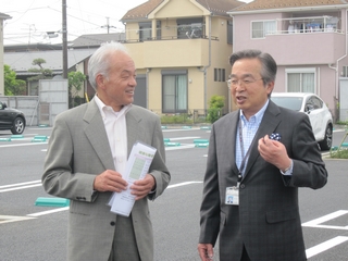 副市長と談笑する高橋さんの写真
