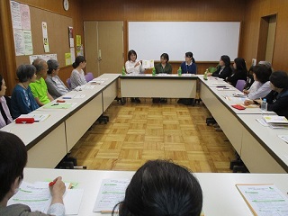 写真：座談会の様子