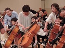 写真：子どもたちのチェロを弾く体験の様子
