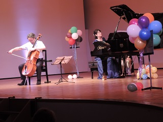 写真：チェリスト菅野博文さんとピアニスト太刀川紀子さんによる演奏