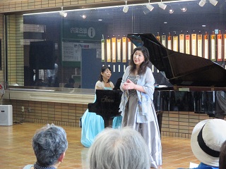 写真：歌声を披露する石川知子さん