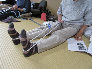 写真：足の指にロープをかける作業