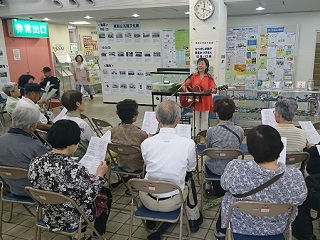 写真：有吉かつ子さんと参加者の皆さん