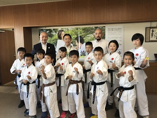 写真：井崎市長と選手の皆さん