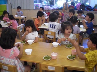 おやつの枝豆を食べる子どもたちの写真