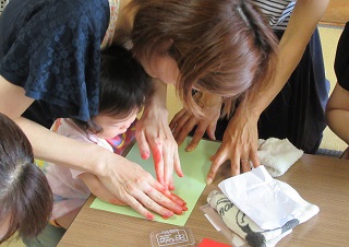 写真：手形をとる子ども